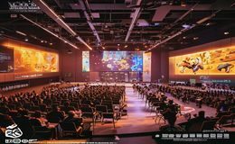 飞熊宝藏库2026年夏季大版本升级发布会现场，暖色调演示厅内团队展示全新宝藏地图可视化功能界面